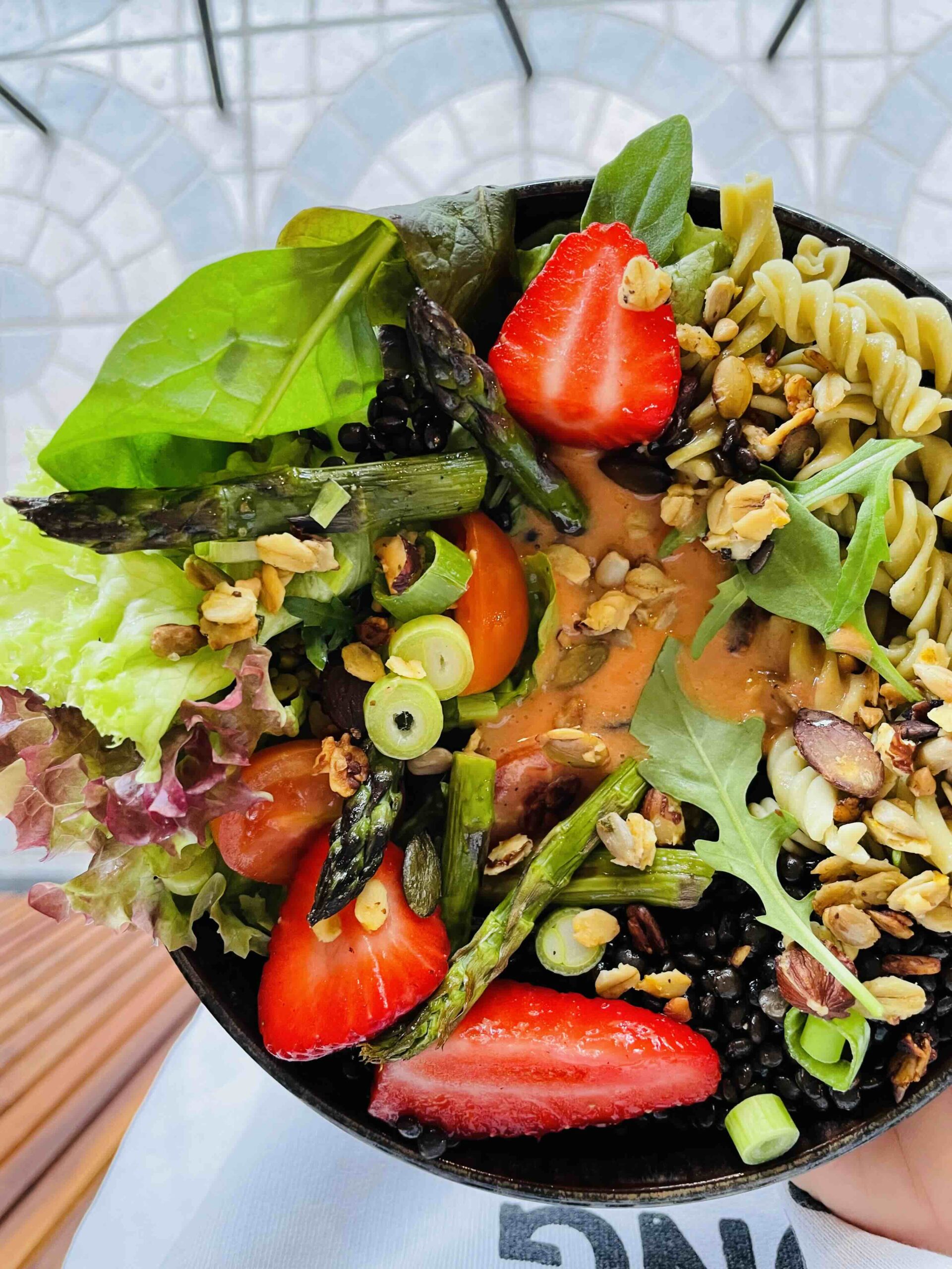 Buddha Bowl mit Erdbeeren